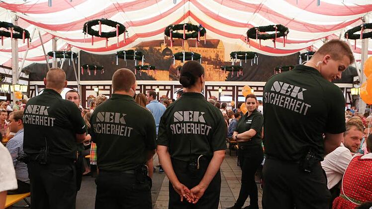 Der SEK-Sicherheitsdienst hält die Augen und Ohren offen im Bierstadel. Die Mitarbeiter sollen Streit schlichten und können auch Platzverweise aussprechen.  Foto: Archiv/Barbara Herbst