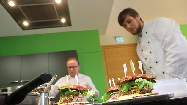 Benedikt Kraus und Matthias Sprenger vom Landgasthof Detsch aus Haig bei Stockheim gewannen mit ihrer spektakul&auml;ren Burger-Kreation den Wettbewerb der Genussregion Oberfranken. Foto: Barbara Herbst