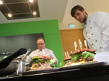 Benedikt Kraus und Matthias Sprenger vom Landgasthof Detsch aus Haig bei Stockheim gewannen mit ihrer spektakulären Burger-Kreation den Wettbewerb der Genussregion Oberfranken. Foto: Barbara Herbst