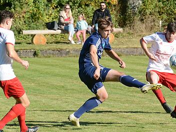 Vincent Kiesel (hier eingerahmt von zwei Diebacher Spielern) wird die SG Haard/Nüdlingen nach der Saison Richtung FC 06 Bad Kissingen verlassen. Auch Trainer Elio Trasente und Samuel Radi gehen. Foto: Archiv/ssp