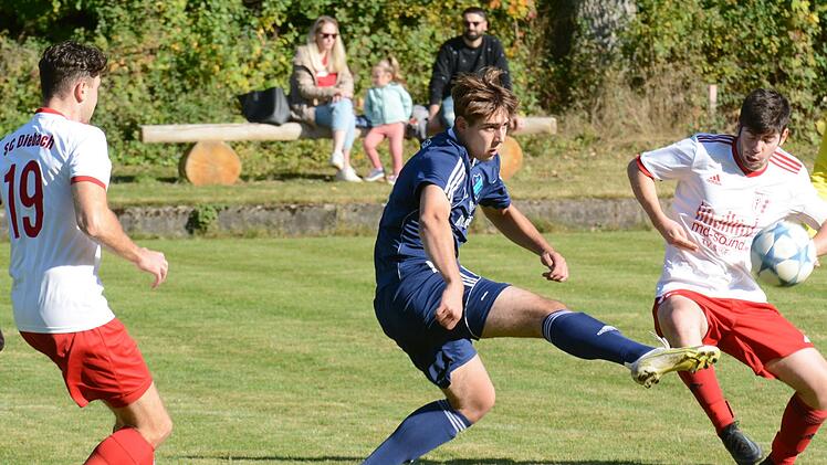Vincent Kiesel (hier eingerahmt von zwei Diebacher Spielern) wird die SG Haard/N&uuml;dlingen nach der Saison Richtung FC 06 Bad Kissingen verlassen. Auch Trainer Elio Trasente und Samuel Radi gehen. Foto: Archiv/ssp