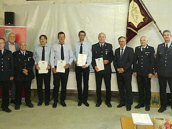 Die aktiven Geehrten der Freiwilligen Feuerwehr Haundorf-Beutelsdorf stellten sich mit Gratulanten zum Gruppenbild auf.