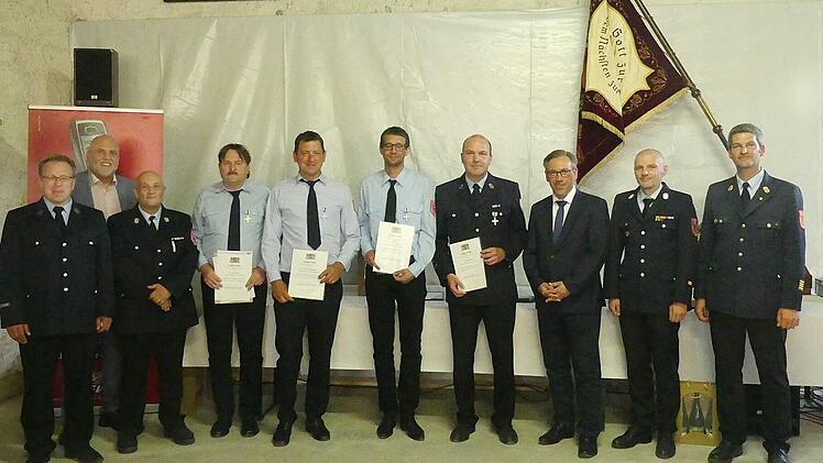 Die aktiven Geehrten der Freiwilligen Feuerwehr Haundorf-Beutelsdorf stellten sich mit Gratulanten zum Gruppenbild auf.