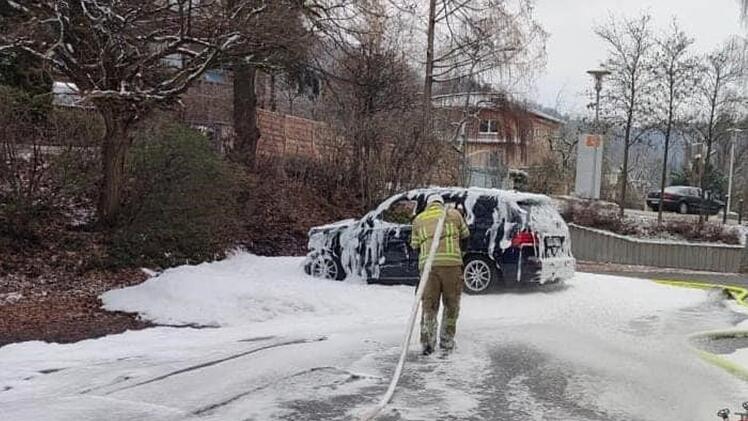 Hersbruck: Auto steht in Flammen - Feuerwehr rückt mit 20 Einsatzkräften an