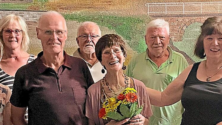 Das Bild zeigt (von links) Andreas Sandwall, Brigitte Rozek, Simone G&ouml;tz, Norbert Schmitt, Lothar Kumpf, Waltraud Wirsching, Gerold Back, Katharina Holzheimer, Stefan Goll und Christl Kissner.Arnold Farnung