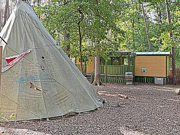 Nach dem Abzug des Waldkindergartens Wichtelgl&uuml;ck ist auf dem Gel&auml;nde in H&ouml;chstadt-S&uuml;d Ruhe eingekehrt. Die Stadt sucht jetzt nach einer L&ouml;sung, um den gro&szlig;en Bauwagen und das Tipi wieder zu beleben. Andreas Dorsch