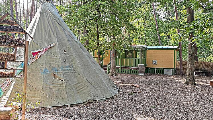 Nach dem Abzug des Waldkindergartens Wichtelgl&uuml;ck ist auf dem Gel&auml;nde in H&ouml;chstadt-S&uuml;d Ruhe eingekehrt. Die Stadt sucht jetzt nach einer L&ouml;sung, um den gro&szlig;en Bauwagen und das Tipi wieder zu beleben. Andreas Dorsch