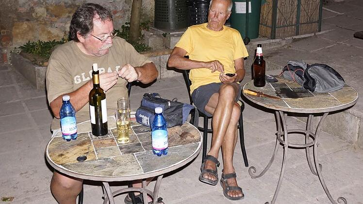 Am Abend im Castello hoch über Verona - Toni im Gespräch mit einem 74-jährigen Bergführer.