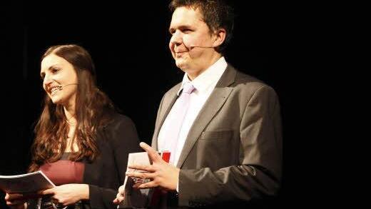 Die Moderatoren Sabrina Lang und Thomas Apfel.