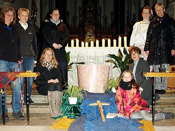 Das Vorbereitungsteam für den Weltgebetstag in Steinwiesen und der sehr schön symbolträchtig geschmückte Altar. Von links stehend Elke Krumpholz, Simone Michel, Kathrin Gremer-Schneider, Gisela Schmermer, Claudia Völk. Sitzend von links Ingrid Renk, Marie Schneider und Michaela Mattes. Foto: Susanne Deuerling