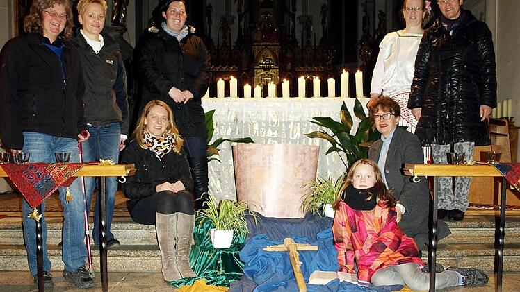 Das Vorbereitungsteam für den Weltgebetstag in Steinwiesen und der sehr schön symbolträchtig geschmückte Altar. Von links stehend Elke Krumpholz, Simone Michel, Kathrin Gremer-Schneider, Gisela Schmermer, Claudia Völk. Sitzend von links Ingrid Renk, Marie Schneider und Michaela Mattes. Foto: Susanne Deuerling