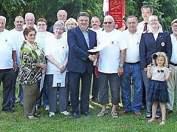 Für 55 Jahre freiwilligen Rotkreuzdienst zeichnete BRK-Kreisvorsitzender Landrat Klaus Peter Söllner (vorne, Bildmitte) Gustav Marlok (rechts daneben) aus. Zahlreich waren die weiteren Ehrungen für jahrzehntelange Dienstzeit sowie besondere Leistungen mit der BRK-Medaille der Kulmbacher Kreisorganisation. Unser Bild zeigt alle Geehrten mit den BRK-Führungskräften und Ehrengästen.  Foto: Klaus-Peter Wulf