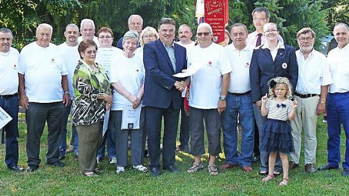 Für 55 Jahre freiwilligen Rotkreuzdienst zeichnete BRK-Kreisvorsitzender Landrat Klaus Peter Söllner (vorne, Bildmitte) Gustav Marlok (rechts daneben) aus. Zahlreich waren die weiteren Ehrungen für jahrzehntelange Dienstzeit sowie besondere Leistungen mit der BRK-Medaille der Kulmbacher Kreisorganisation. Unser Bild zeigt alle Geehrten mit den BRK-Führungskräften und Ehrengästen.  Foto: Klaus-Peter Wulf