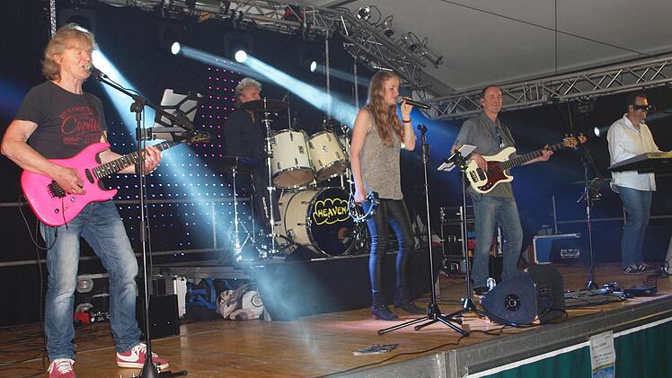 Die Band "Heaven" begeisterte die Besucher am Samstagabend im Festzelt. Foto: Alfred Thieret
