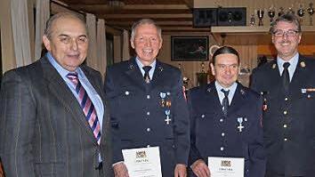 Ehrungen für verdiente Feuerwehrler des Marktes Wildflecken. Das Bild zeigt von links Alfred Schrenk, Andreas Kretschmann, Gerhard Weikert, Kreisbrandinspektor Marco Brust und Bürgermeister Gerd Kleinhenz. Foto: Marion Eckert