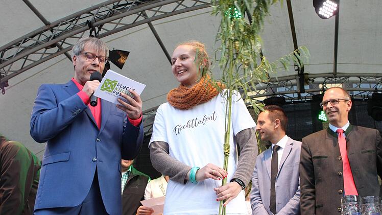 Moderator Frank Ziegler (links) stellte Christin Sell aus Kiel als Vertreterin des Bundesinnungsvorstands des deutschen Flechthandwerks vor. Dahinter (v.r.) Landrat Meißner und Bürgermeister Hügerich.Popp