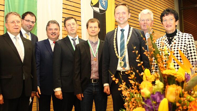 Jahresempfang in Mainleus (von links): Bezirksrat und Kulmbachs OB Henry Schramm (CSU), MdL Martin Schöffel (CSU), Landrat und BRK-Kreisvorsitzender Klaus Peter Söllner, Hans Jürgen Sack und Tim Pistor, die die Gemeindemedaille erhielten, Bürgermeister Robert Bosch (CSU), MdL Ludwig von Lerchenfeld (CSU) und Landtagsvizepräsidentin Inge Aures (SPD).Foto: Jürgen Gärtner