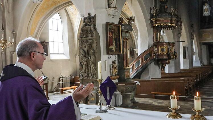Predigen vor leeren Bänken: Martin Emge in der Stadtpfarrkirche St. Martin in Forchheim.   Foto: Barbara Herbst