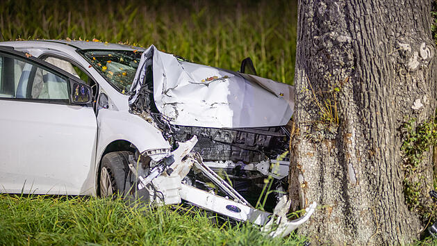 Auto prallt frontal gegen Baum: Fahrer lebensgef&auml;hrlich verletzt