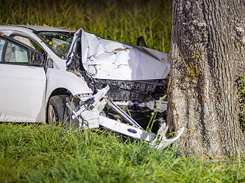 Auto prallt frontal gegen Baum: Fahrer lebensgef&auml;hrlich verletzt