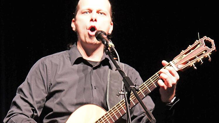 "Das Eich" meldete sich nach der Corona-Pause mit "Reinhard Mey 2.0" zurück auf der Bühne und begeisterte mit seinem Auftritt in der Dr.-Stammberger-Halle das Kulmbacher Publikum.