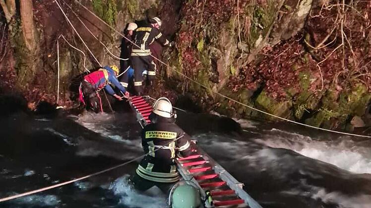Coburg: Mädchen (14) stürzt Böschung hinab - Feuerwehr berichtet von dramatischem Einsatz