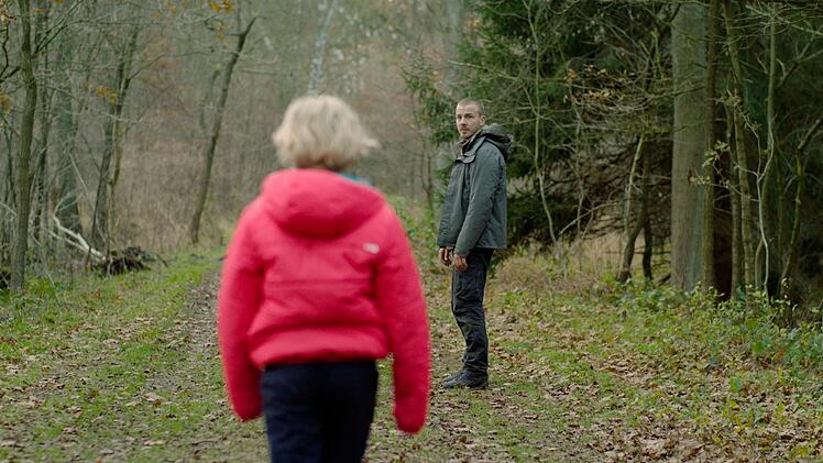 Ungew&ouml;hnliches Projekt: Micha (Albrecht Schuch) nimmt Benni (Helena Zengel) mit in den Wald.
