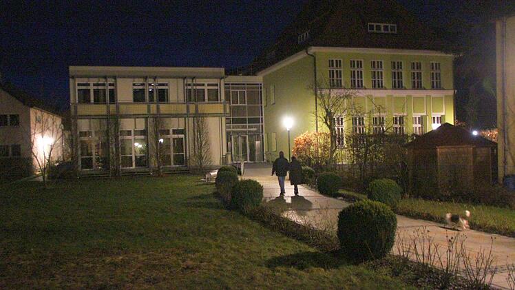 Wenn es im Ebermannstadter Rathaus dunkel ist, laufen die Heizungen weiter auf vollen Touren. Deshalb forderte Bürgermeister Franz Josef Kraus: "Das Nutzerverhalten muss sich ändern!" Foto: Hofbauer
