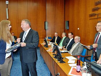 Landrat Thomas Bold überreichte Geschenke an Rebecca Erhard aus Reichenbach und die übrigen 47 Kammersieger. Foto: Sigismund von Dobschütz