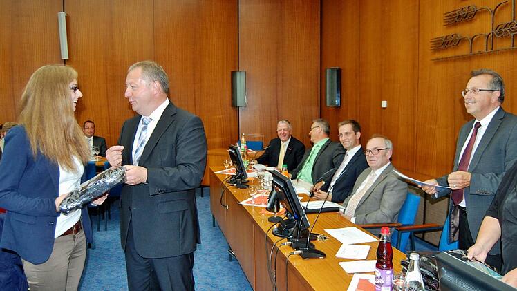 Landrat Thomas Bold überreichte Geschenke an Rebecca Erhard aus Reichenbach und die übrigen 47 Kammersieger. Foto: Sigismund von Dobschütz