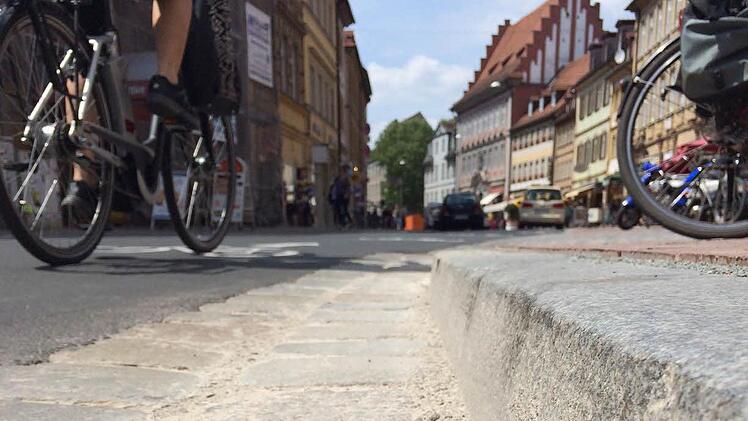 Umstrittener Umbau ind er Langen Straße: Ein Bordstein steht seit kurzem dem Radverkehr im Weg.   Foto: M. Wehner