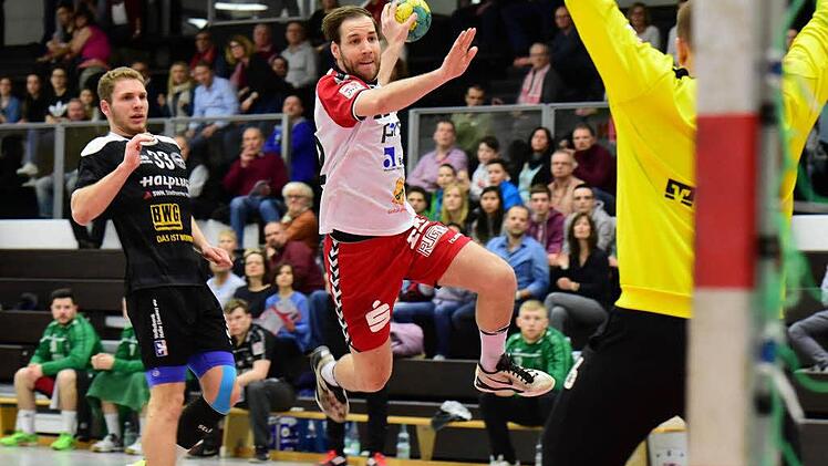 Jan Wicklein (beim Wurf), der seinen Vertrag beim HSC Bad Neustadt-Rhön um zwei Jahre verlängerte, stellte beim klaren Sieg gegen Schlusslicht USV Halle mit sieben Treffern seine Torjägerqualitäten einmal mehr unter Beweis. Foto: Anand Anders