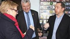 Ein Leckerli hielt Roland Huthansl (rechts) für die Abgeordnete parat, worüber sich auch der Bürgermeister freute.
