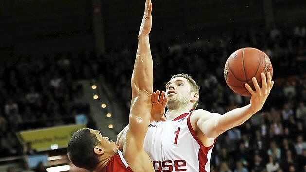 Keine leichten K&ouml;rbe gestatteten die M&uuml;nchner ihrem Gegner. Hier macht Nick Johnson (l.) dem Bamberger Fabien Causeur das Leben schwer. Fotos: Daniel L&ouml;b