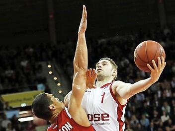 Keine leichten Körbe gestatteten die Münchner ihrem Gegner. Hier macht Nick Johnson (l.) dem Bamberger Fabien Causeur das Leben schwer. Fotos: Daniel Löb