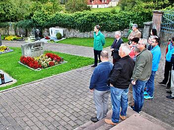 Im Hassenbacher Friedhof sind derzeit nur noch vier Urnengräber ausgewiesen. Weil diese Bestattungsvariante jedoch immer häufiger bevorzugt wird, machte sich der Gemeinderat  vor Ort Gedanken, wie und wo neue Urnengräber entstehen könnten. Werner Vogel