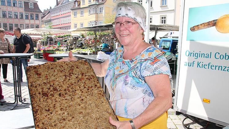 Helga Grosch präsentiert Zwiebelkuchen. Foto: Simone Bastian