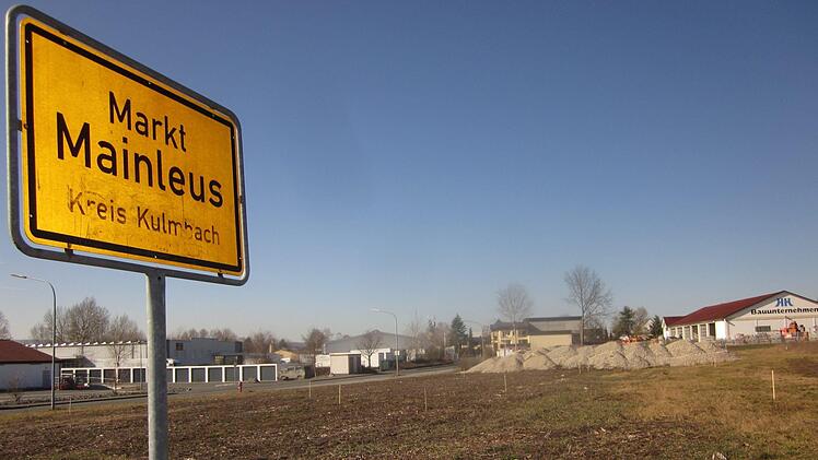 Auf dem freien Eckgrundstück in der Industriestraße wollen zwei Gewerbebetriebe neu bauen. Foto: Stephan Tiroch