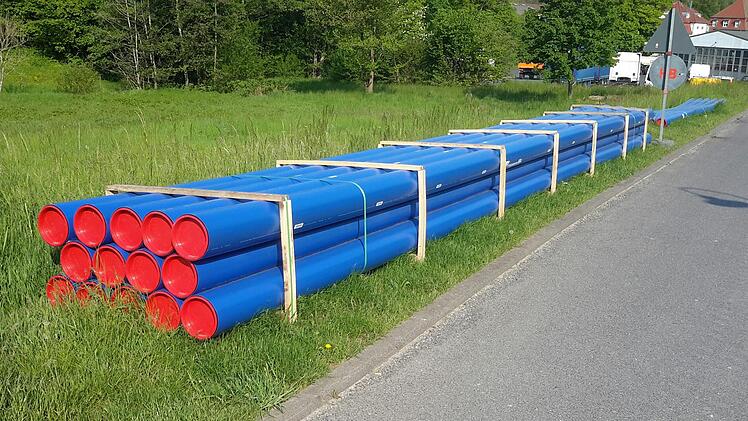 Sofort ins Auge fallen die leuchtend blauen Wasserleitungsrohre am Straßenrand. Das neue Material ist bereits angeliefert und für die spätere Verlegung vorbereitet.Rolf Pralle