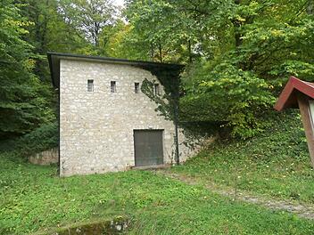 Aufmerksam besichtigten die Wiesenttaler Markträte auf ihrer Tour die Brunnen (oben) und Speicher der Gemeinde. Auf der Infofahrt wurden sie auch über aktuelle Baumaßnahmen informiert. Fotos: Paul Pöhlmann