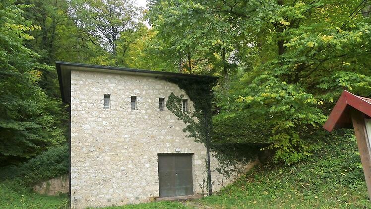 Aufmerksam besichtigten die Wiesenttaler Markträte auf ihrer Tour die Brunnen (oben) und Speicher der Gemeinde. Auf der Infofahrt wurden sie auch über aktuelle Baumaßnahmen informiert. Fotos: Paul Pöhlmann