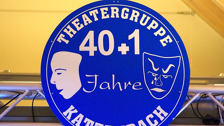 Die humorvolle Verwechslungskomödie "Charleys Tante" hat die Theatergruppe Katzenbach in die World-Wide-Web-Zeit übertragen. Sie hat  eine moderne Slapstick-Komödie insze