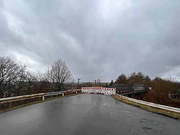 Schäden an der Brücke bei Unterkotzau sind zu heftig. Die Stadt Hof warnt vor Einsturz-Gefahr und sorgt für eine Vollsperrung.