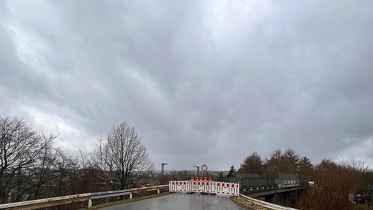 Schäden an der Brücke bei Unterkotzau sind zu heftig. Die Stadt Hof warnt vor Einsturz-Gefahr und sorgt für eine Vollsperrung.