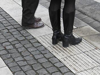 Gepflastert, genoppt, gerippt, abgesenkt: Bodenindikatoren helfen Behinderten, sich zurechtzufinden. Foto: Fee Hovehne