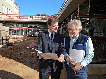 CSU-Kreisvorsitzender Christian Lange (links) und Fraktionsvorsitzender Helmut Müller auf der Baustelle des Clavius-Gymnasiums Foto: Ronald Rinklef