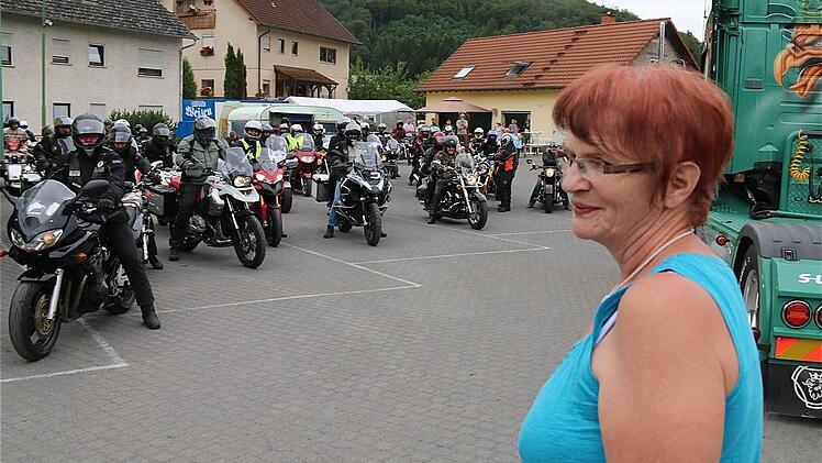 Elke Bohn lädt ihre motorisierten Gäste zum Frühstück ein. Foto: Gerd Schaar
