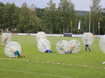 "Loopyball" ist eine neue Sportart, die bei der Jubiläumsfeier des FC Thulba ihre Premiere feierte. Fotos: Günther Straub