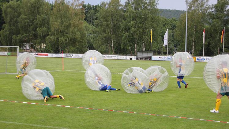 "Loopyball" ist eine neue Sportart, die bei der Jubiläumsfeier des FC Thulba ihre Premiere feierte. Fotos: Günther Straub