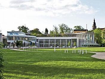 Helle Räume, schönes Umfeld und gute Lage - das Kongresshaus Rosengarten hat nach Ansicht seiner Betreibsleiterin viele Vorteile. Trotzdem werde es ohne Kongresshotel nicht auskommen. Foto: Jochen Berger/CT-Archiv